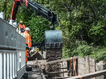  Bei einem Leitungsbauprojekt am Jahnring in Hamburg wird der aufbereitete Boden wieder eingebaut.