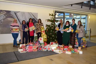 A touch of Christmas spirit at Bauer headquarters: On behalf of the staff, Executive Board member Lena Effinger (4th from left) was delighted to present the donated gifts to four social institutions.